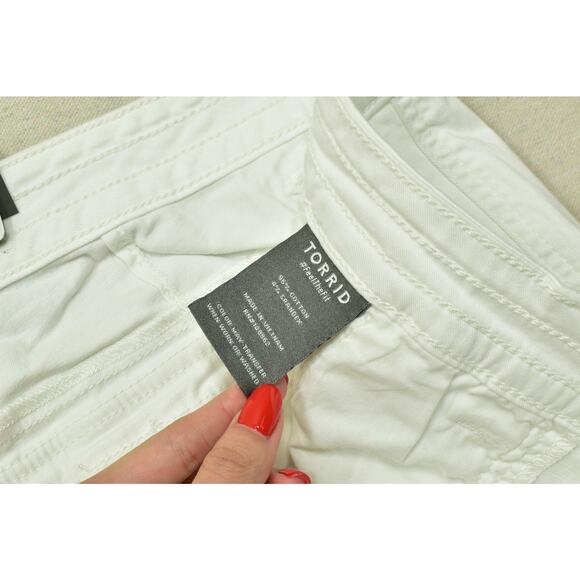 Torrid Women's Plus Size 22 White FeelTheFit Stretch Cuffed Chino Shorts NEW - Picture 7 of 8